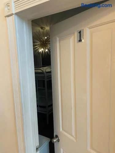 Utopia Florida Hostels Rooming Services - Image 3