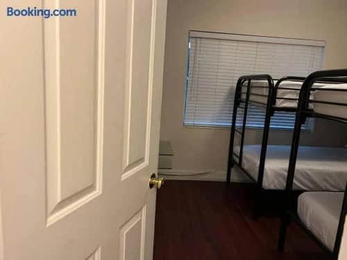 Utopia Florida Hostels Rooming Services - Image 3