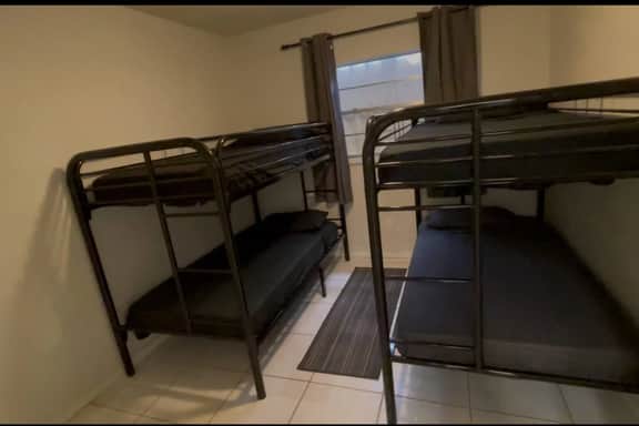 Boca Shared Hostel Room With Comfy Bed 4E - Image 4